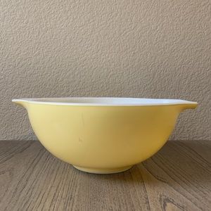 Pyrex 443 yellow bowl